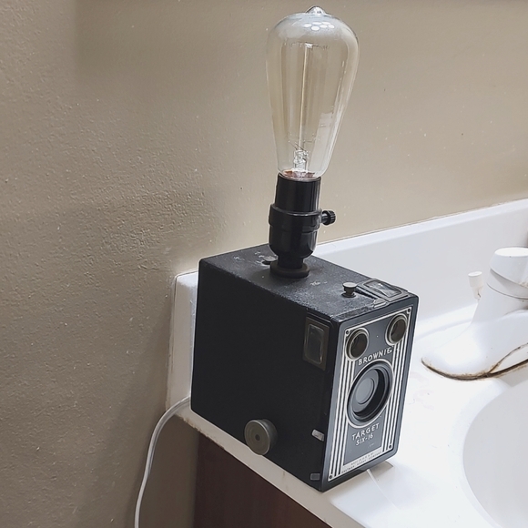 A beautiful vintage Kodak Brownie camera turned into a lamp with an Edison bulb - Picture 4 of 8